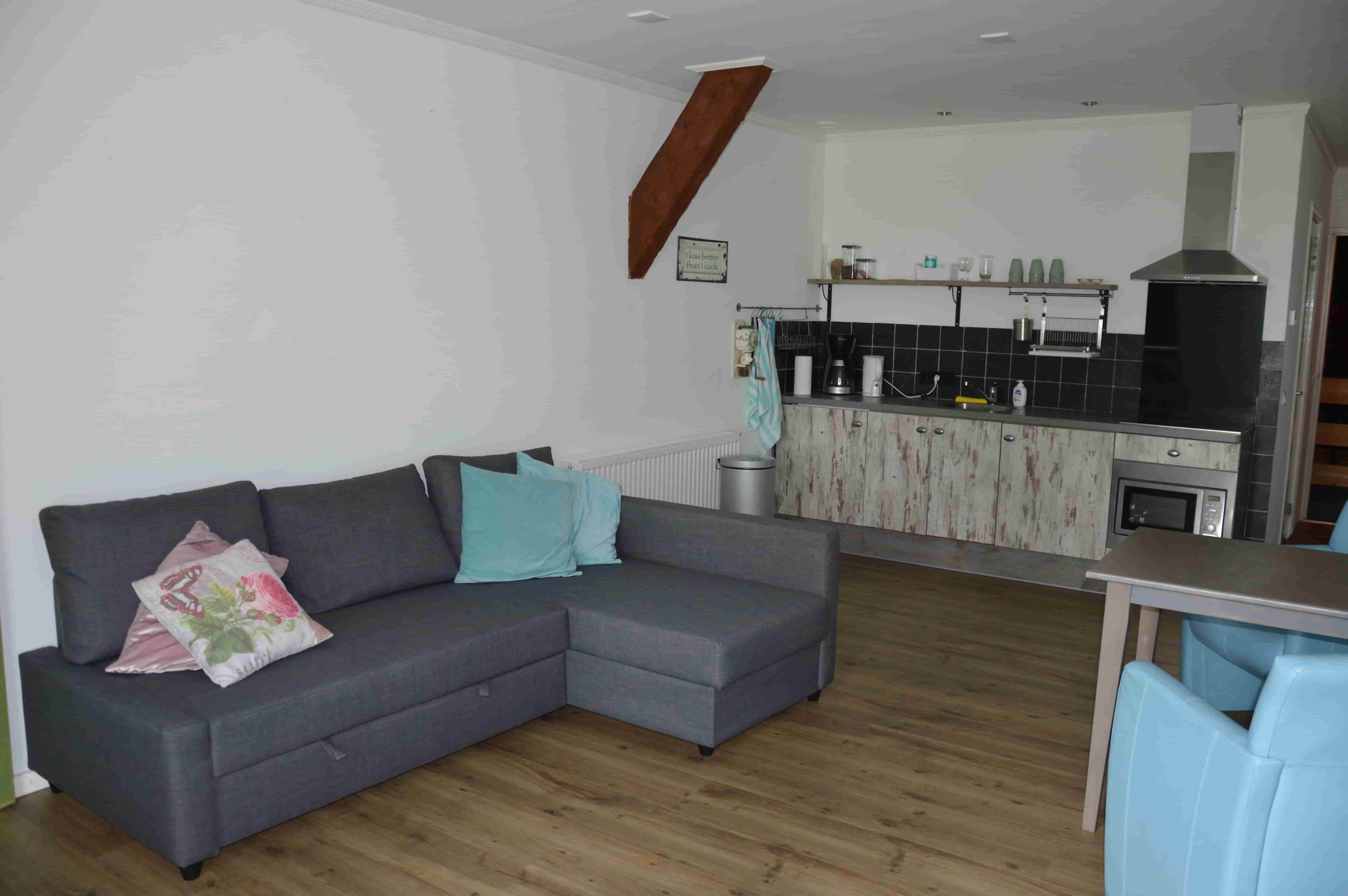 Bedstee_appartement_bed&_Breakfast_overnachten_all_inclusive_friesland_noord_nederland_woonkamer_slaapkamer