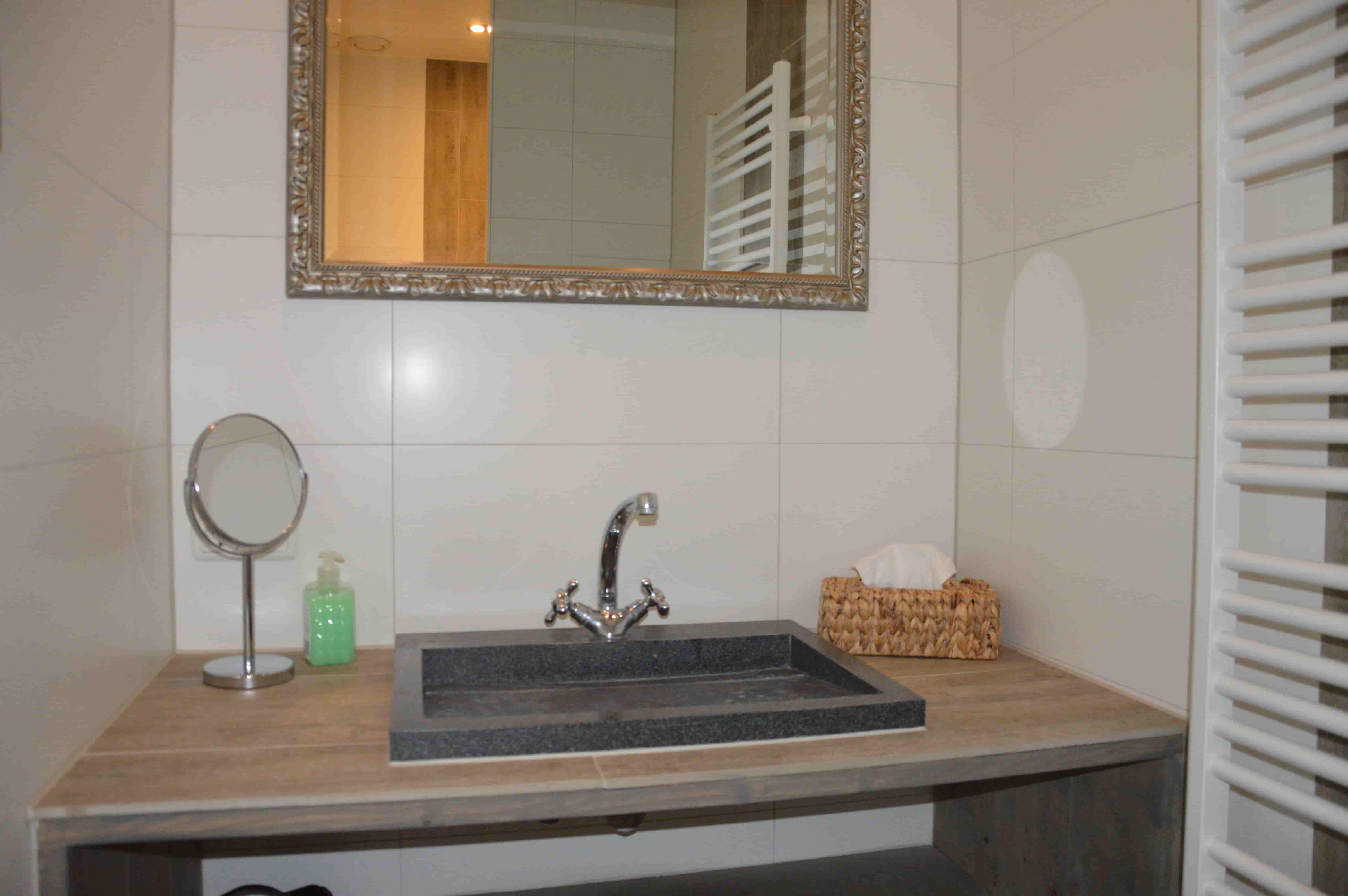 Bedstee_appartement_bed&_Breakfast_overnachten_all_inclusive_friesland_noord_nederland_woonkamer_slaapkamer