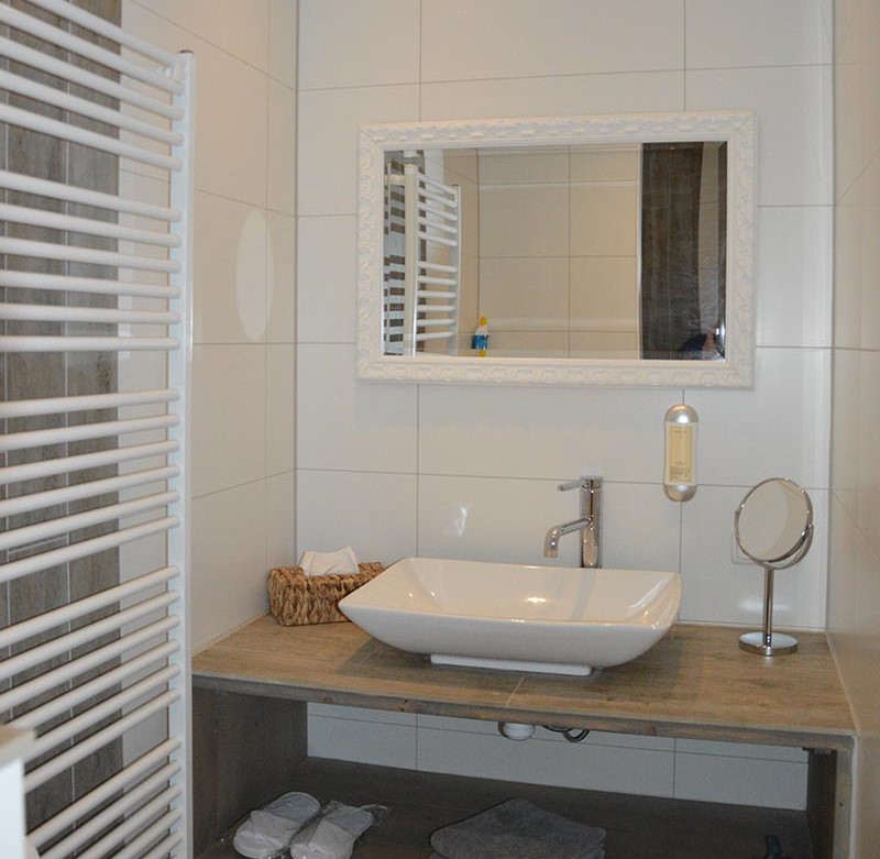 badkamer-slaapkamer-overnachten-lyklamastate-bed-and-breakfast-overnachten-friesland-noord-nederland-nijemirdum